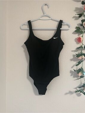 Nike Women's Essential U-Back One Piece Swimsuit